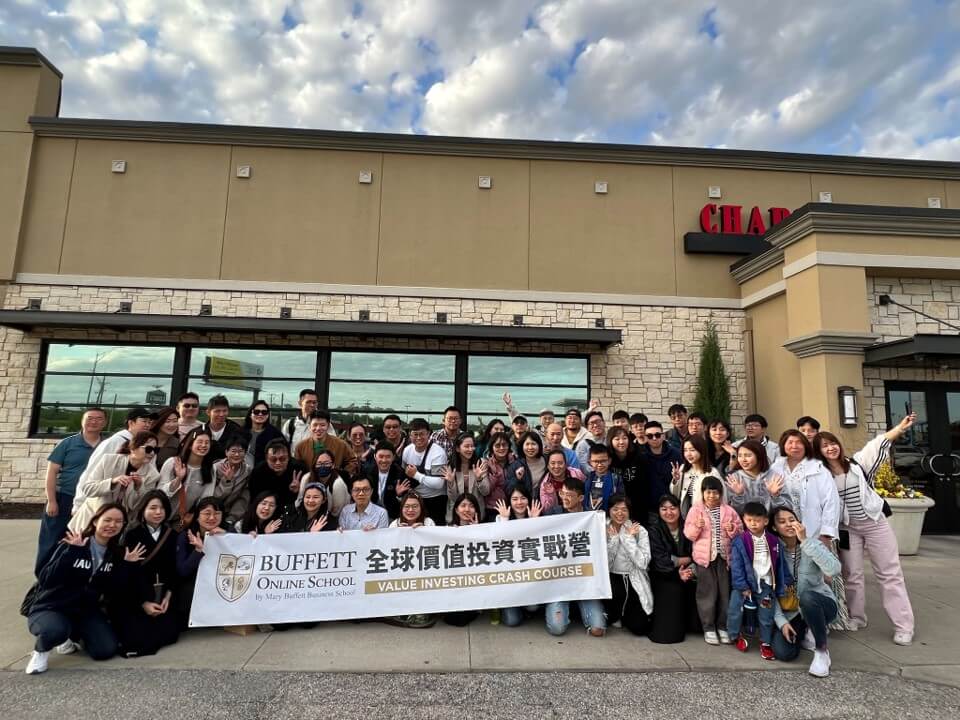 2024 年波克夏股東會,BOS 培訓師與學員於會場外合影