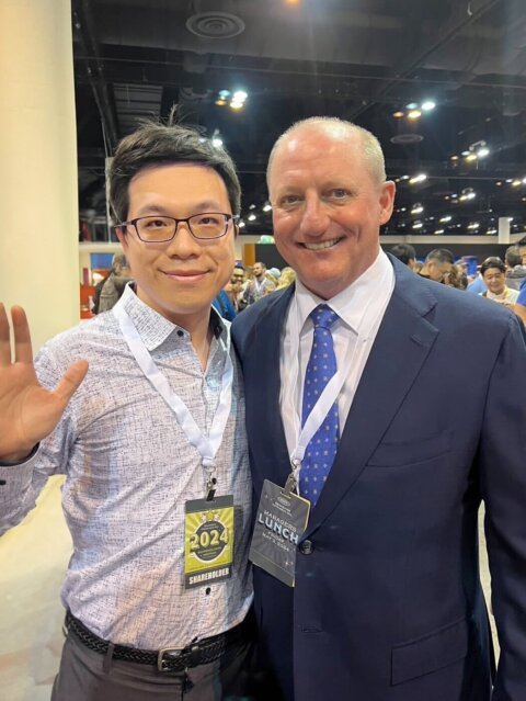 2024 年波克夏股東會，BOS 培訓師修禾與波克夏執行長葛瑞格·阿貝爾（Greg Abel）合影