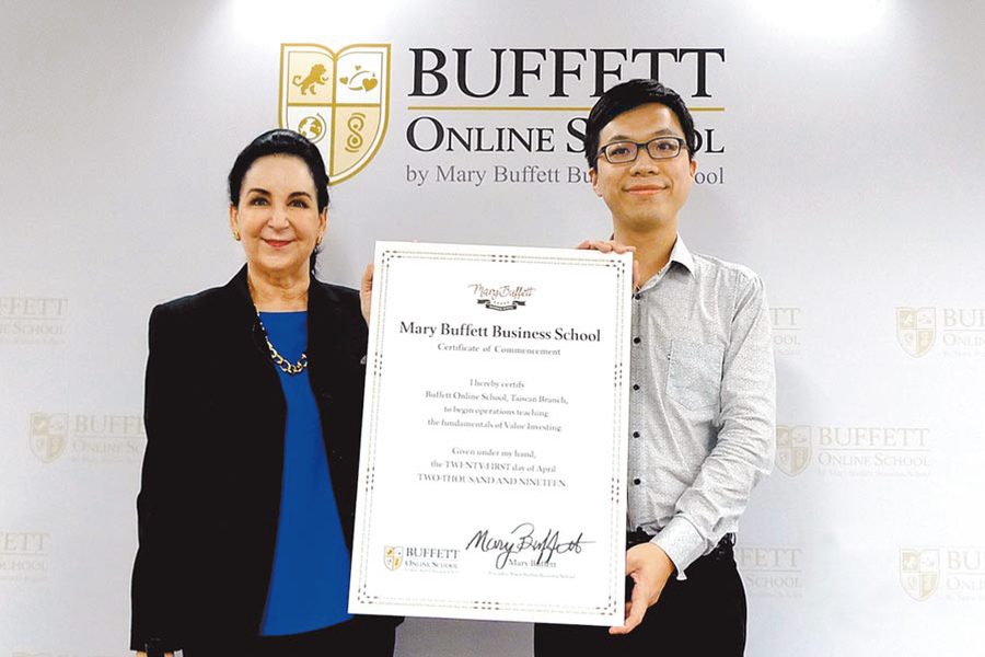 瑪麗·巴菲特與林修禾合影，手持 Mary Buffett Business School 認證書