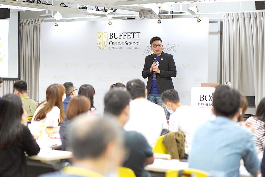 講師在教室授課,學員坐滿整間