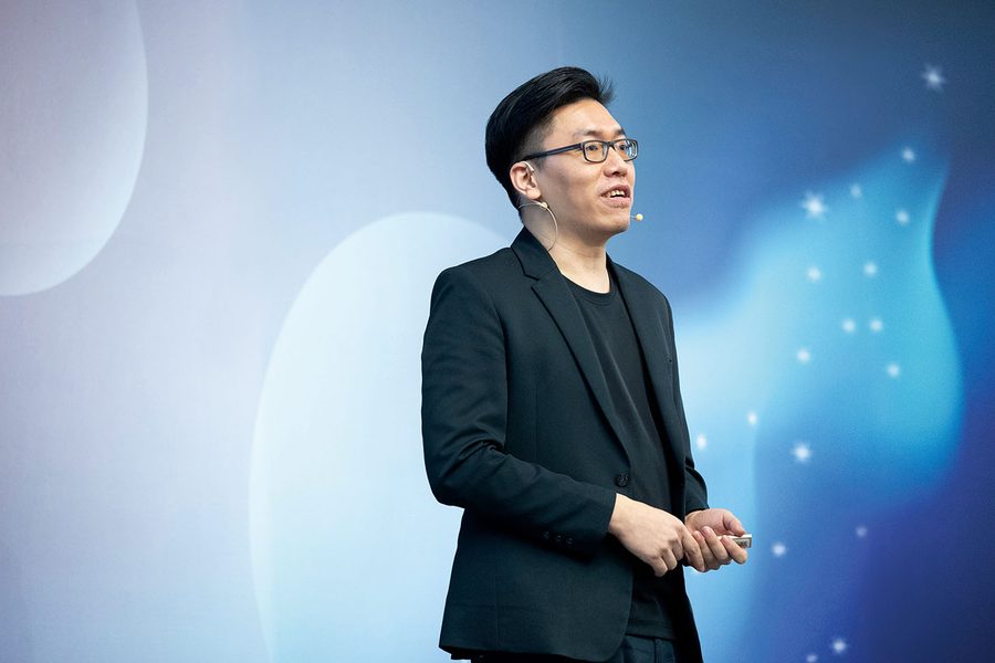 講師在大型場次的舞台上授課