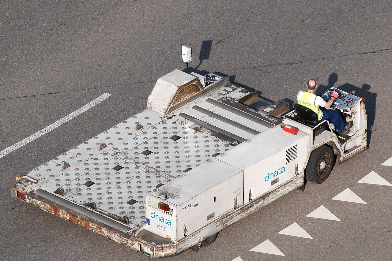 機場上的貨機裝卸車